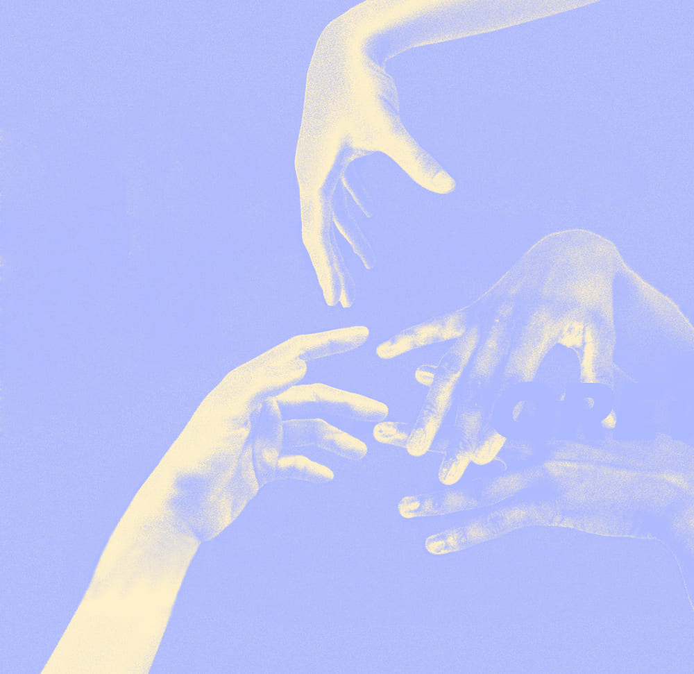 main qui se rencontre photo avec filtre violet et blanc